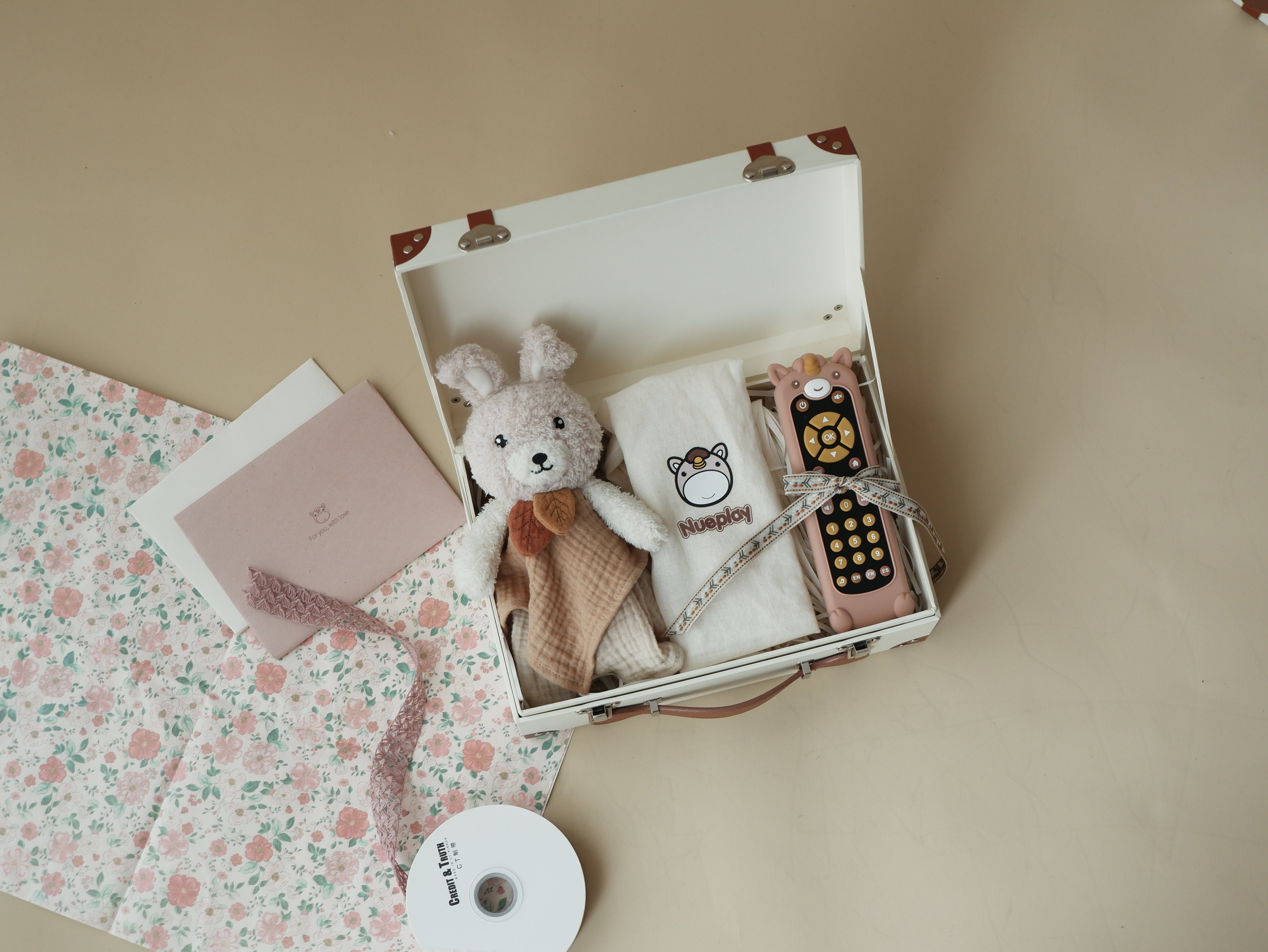 Nueplay Montessori-Inspired Newborn Gift Set